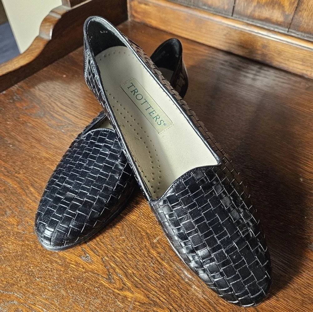 Trotters womens liz loafer black 8N.